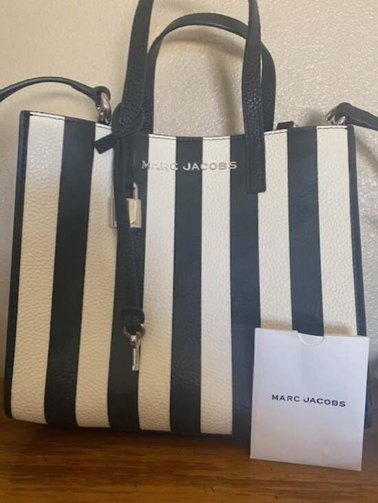 Marc Jacobs Handbags - Marc Jacobs Purse